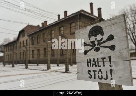 Vue sur « Halt! » Panneau près de la porte d'entrée de l'ancien camp d'Auschwitz 1, quelques jours avant le 73rd anniversaire du camp de libération d'Auschwitz. Mardi, 23 janvier 2018, au camp de concentration d'Auschwitz, Oswiecim, Pologne. (Photo par Artur Widak/NurPhoto) Banque D'Images