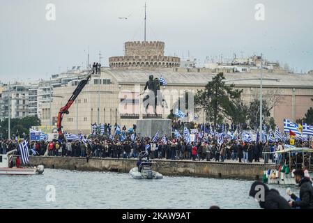 Protestation contre l'ancienne République yougoslave de Macédoine à Thessalonique, Grèce, sur 21 janvier 2018. Les Grecs protestent contre le gouvernement et l'ARYM pour faire des compromis avec l'utilisation du terme Macédoine au nom du pays voisin, l'ARYM. Dans la manifestation, environ 500,000 personnes se sont rassemblées de toute la Grèce et de l'étranger. Il s'est tenu sur le front de mer à Thessalonique, devant la statue du roi macédonien, Alexandre le Grand. (Photo de Nicolas Economou/NurPhoto) Banque D'Images