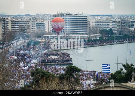 Protestation contre l'ancienne République yougoslave de Macédoine à Thessalonique, Grèce, sur 21 janvier 2018. Les Grecs protestent contre le gouvernement et l'ARYM pour faire des compromis avec l'utilisation du terme Macédoine au nom du pays voisin, l'ARYM. Dans la manifestation, environ 500,000 personnes se sont rassemblées de toute la Grèce et de l'étranger. Il s'est tenu sur le front de mer à Thessalonique, devant la statue du roi macédonien, Alexandre le Grand. (Photo de Nicolas Economou/NurPhoto) Banque D'Images