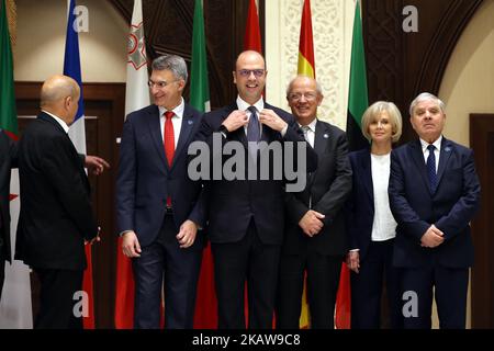 Le ministre italien des Affaires étrangères, Angelino Alfano (C), réagit lors de la Conférence des ministres des Affaires étrangères de 14th du dialogue 5+5 dans la capitale algérienne Alger, pour des pourparlers sur la coopération en matière de sécurité dans des zones sensibles comme la Libye et la région du Sahel. (Photo de Billal Bensalem/NurPhoto) Banque D'Images