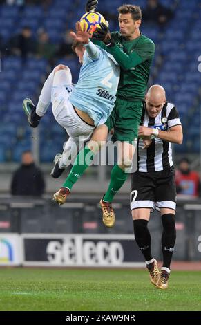 Sergej Milinkovic-Savic du Latium vies Albano Bizzarri d'Udinese pendant la Serie italienne Un match de football entre S.S. Lazio et Udinese au stade olympique de Rome, sur 24 janvier 2018. (Photo par Silvia Lore/NurPhoto) Banque D'Images