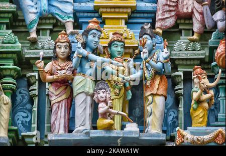 Des figures complexes de divinités hindoues ornent le gopuram (tour) du temple hindou Sri Muhumariamman à Jaffna, au Sri Lanka. (Photo de Creative Touch Imaging Ltd./NurPhoto) Banque D'Images