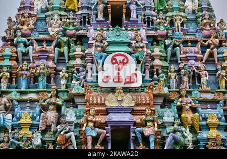Des figures complexes de divinités hindoues ornent le gopuram (tour) du temple hindou Sri Muhumariamman à Jaffna, au Sri Lanka. (Photo de Creative Touch Imaging Ltd./NurPhoto) Banque D'Images