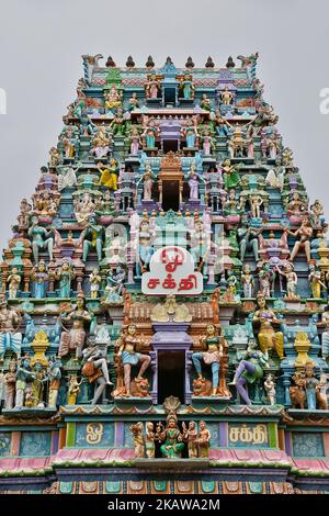 Des figures complexes de divinités hindoues ornent le gopuram (tour) du temple hindou Sri Muhumariamman à Jaffna, au Sri Lanka. (Photo de Creative Touch Imaging Ltd./NurPhoto) Banque D'Images