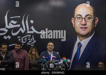 L'avocat égyptien Khaled Ali, spécialiste des droits et des pleins d'espoir, annonce son retrait de la course, lors d'une conférence de presse au siège de sa campagne au centre-ville du Caire, en Égypte, le mercredi 24 janvier 2018. Il a cité un "climat" non propice à la campagne et a affirmé que "n'importe lequel" de ses employés de campagne ont été détenus. (Photo par Islam Safwat/NurPhoto) Banque D'Images