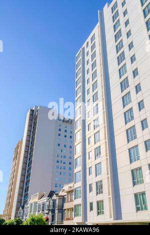 Maisons de ville victoriennes au milieu de deux bâtiments de plusieurs étages à San Francisco, Californie. Il y a deux bâtiments résidentiels modernes de plusieurs étages sur les deux Banque D'Images