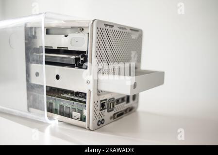 Power Mac G4 Cube, date de sortie juillet 2000, exposé au Musée ukrainien de la pomme de MacPaw à Kiev, Ukraine sur 26 janvier 2017. Le développeur ukrainien MacPaw a ouvert le musée du matériel Apple au bureau de la société à Kiev. La collection contient plus de 70 modèles Macintosh d'origine datant de 1981 à 2017. (Photo par Oleksandr Rupeta/NurPhoto) Banque D'Images