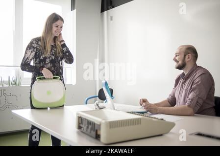 Les membres du personnel présentent l'iBook G3, date de sortie le 2001 mai, au musée de la pomme ukrainienne de MacPaw à Kiev, en Ukraine, sur 26 janvier 2017. Le développeur ukrainien MacPaw a ouvert le musée du matériel Apple au bureau de la société à Kiev. La collection contient plus de 70 modèles Macintosh d'origine datant de 1981 à 2017. (Photo par Oleksandr Rupeta/NurPhoto) Banque D'Images