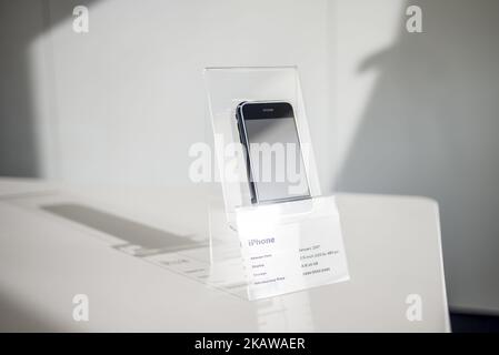 IPhone (1st gén.), date de sortie janvier 2007, exposé au Musée ukrainien de la pomme de MacPaw à Kiev, Ukraine sur 26 janvier 2017. Le développeur ukrainien MacPaw a ouvert le musée du matériel Apple au bureau de la société à Kiev. La collection contient plus de 70 modèles Macintosh d'origine datant de 1981 à 2017. (Photo par Oleksandr Rupeta/NurPhoto) Banque D'Images