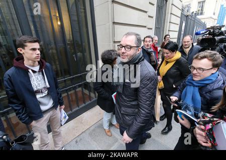 Le porte-parole du parti socialiste français, Rachid Temal (C), arrive au conseil national du PS sur 27 janvier 2018 à Paris. Les socialistes ont subi une défaite majeure lors des élections législatives de l’année dernière, ce qui a coûté au parti sa majorité au Parlement et a considérablement réduit le nombre de ses députés. (Photo de Michel Stoupak/NurPhoto) Banque D'Images