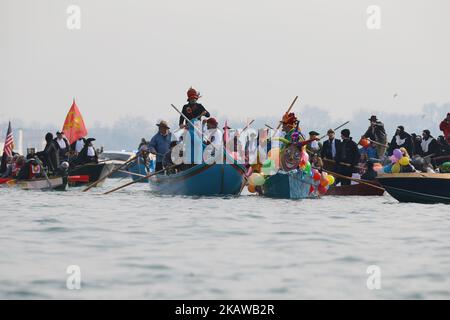 Les rameurs portant des costumes naviguent le long du Grand Canal pendant la régate du Carnaval pour l'ouverture du Carnaval de Venise 2018 sur 28 janvier 2018 à Venise, en Italie. Le thème de l'édition 2018 du Carnaval de Venise est « jouer » et se tiendra du 27 janvier au 13 février. (Photo de Matteo Chinellato/NurPhoto) Banque D'Images