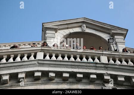 Les rameurs portant des costumes naviguent le long du Grand Canal pendant la régate du Carnaval pour l'ouverture du Carnaval de Venise 2018 sur 28 janvier 2018 à Venise, en Italie. Le thème de l'édition 2018 du Carnaval de Venise est « jouer » et se tiendra du 27 janvier au 13 février. (Photo de Matteo Chinellato/NurPhoto) Banque D'Images