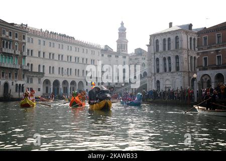 Les rameurs portant des costumes naviguent le long du Grand Canal pendant la régate du Carnaval pour l'ouverture du Carnaval de Venise 2018 sur 28 janvier 2018 à Venise, en Italie. Le thème de l'édition 2018 du Carnaval de Venise est « jouer » et se tiendra du 27 janvier au 13 février. (Photo de Matteo Chinellato/NurPhoto) Banque D'Images