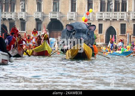 Les rameurs portant des costumes naviguent le long du Grand Canal pendant la régate du Carnaval pour l'ouverture du Carnaval de Venise 2018 sur 28 janvier 2018 à Venise, en Italie. Le thème de l'édition 2018 du Carnaval de Venise est « jouer » et se tiendra du 27 janvier au 13 février. (Photo de Matteo Chinellato/NurPhoto) Banque D'Images