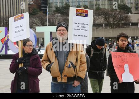 Rassemblement tenu à Toronto (Ontario), au Canada, sur 27 janvier 2018 pour rappeler les victimes de fusillades dans la mosquée de Québec qui ont eu lieu il y a un an et pour condamner l'islamophobie, la haine et le racisme. Le rassemblement a marqué un an après l'horrible assassinat de 6 musulmans au Centre culturel islamique de Québec. Au cours de l’année écoulée, l’islamophobie et la haine ont considérablement augmenté en Amérique du Nord et en Europe à la suite de l’élection de Donald Trump et du soutien des politiciens d’extrême-droite en Europe. (Photo de Creative Touch Imaging Ltd./NurPhoto) Banque D'Images