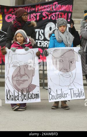 Les gens tiennent des portraits avec les noms de ceux qui ont été tués dans la mosquée de Québec qui a eu lieu il y a un an lors d'un rassemblement tenu à Toronto, Ontario, Canada, on 27 janvier 2018. Le rassemblement a eu lieu pour rappeler ceux qui ont été tués dans la mosquée de Québec et pour condamner l'islamophobie, la haine et le racisme. Le rassemblement a marqué un an après l'horrible assassinat de 6 musulmans au Centre culturel islamique de Québec. Au cours de l’année écoulée, l’islamophobie et la haine ont considérablement augmenté en Amérique du Nord et en Europe à la suite de l’élection de Donald Trump et du soutien de la politisation d’extrême droite Banque D'Images