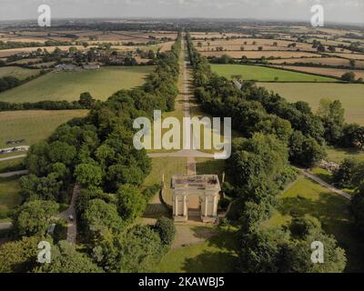 Une photo aérienne des jardins du paysage de Stowe avec une arche corinthienne bordée d'arbres dans le Buckinghamshire, en Angleterre Banque D'Images