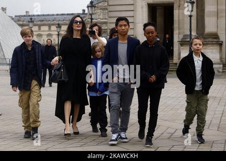 Angelina Jolie avec ses enfants Shiloh, Maddox, Vivienne, Pax, Zahara, KNOX visitez le Louvre à Paris, en France, sur 30 janvier 2017. (Photo de Mehdi Taamallah / NurPhoto) Banque D'Images