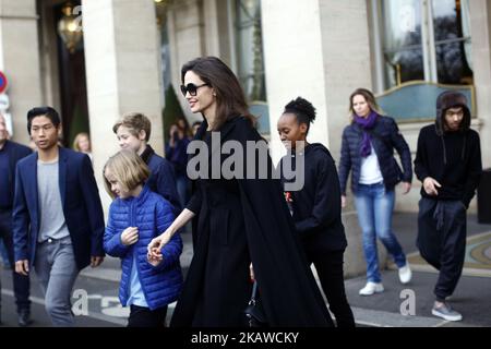 Angelina Jolie avec ses enfants Shiloh, Maddox, Vivienne, Pax, Zahara, KNOX visitez le Louvre à Paris, en France, sur 30 janvier 2017. (Photo de Mehdi Taamallah / NurPhoto) Banque D'Images