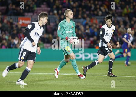 Le gardien de but de Barcelone Jasper Cillessen (13) lors du match entre le FC Barcelone et Valence, de la demi-finale espagnole de la coupe du Roi, a joué au Camp Nou Stadium le 1th février 2018 à Barcelone. (Photo par Urbanandsport/NurPhoto) Banque D'Images