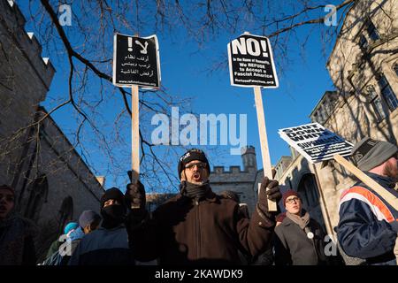 Des manifestants se réunissent à l'Université de Chicago pour protester contre un discours à venir à l'université de Steve Bannon, ancien stratège en chef de l'administration Trump et ancien président exécutif de Breitbart News, à Chicago, dans l'Illinois, sur 2 février 2018. (Photo de Max Herman/NurPhoto) Banque D'Images