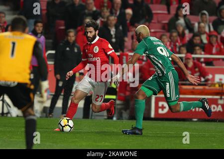 Rafa Silva, le milieu de terrain portugais de Benfica, est en présence de Marcao (R), le défenseur de Rio Ave, lors du match de football de la Ligue portugaise, SL Benfica vs Rio Ave FC, au stade Luz à Lisbonne, Portugal, sur 3 février 2018. ( Photo par Pedro Fiúza/NurPhoto) Banque D'Images