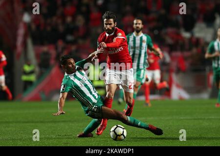 Rafa Silva, le milieu de terrain portugais de Benfica, rivalise avec Leandrinho (L), le milieu de terrain de Rio Ave, lors du match de football de la Ligue portugaise, SL Benfica vs Rio Ave FC, au stade Luz à Lisbonne, Portugal, sur 3 février 2018. ( Photo par Pedro Fiúza/NurPhoto) Banque D'Images