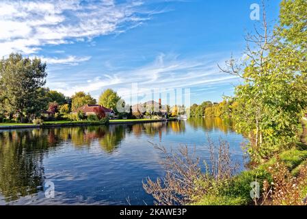 Le bord de la rivière à Shepperton lors d'un jour d'automne calme Surrey Angleterre Royaume-Uni Banque D'Images