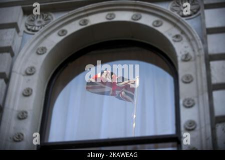 Le drapeau de l'Union flotte à l'extérieur de Downing Street sur 6 février 2018 à Londres. (Photo par Alberto Pezzali/NurPhoto) Banque D'Images