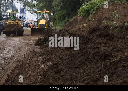 L'équipe indonésienne de recherche et de sauvetage continue à trouver la victime d'un glissement de terrain à Puncak Bogor, également pompier essayer de nettoyer la boue restante du glissement de terrain à l'aide d'une pelle hydraulique. Un glissement de terrain a frappé puncak-bogor en raison de la forte pluie qui a frappé la région en couples jours et aussi par la déforestation pour la villa à l'emplacement.le 6 février 2018 à Bogor, West Java, Indonésie. (Photo par Donal Husni/NurPhoto) Banque D'Images