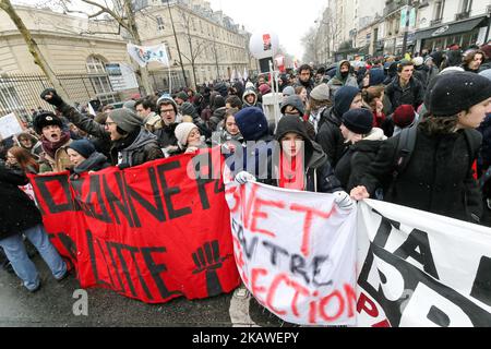 Les manifestants crient des slogans et brandissent des banderoles lorsqu'ils participent à une manifestation contre la réforme proposée par le gouvernement français des candidatures universitaires et un projet de réforme de l'examen de sortie du lycée français à 6 février 2018, à Paris. (Photo de Michel Stoupak/NurPhoto) Banque D'Images