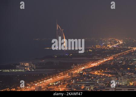 Une vue panoramique de l'hôtel de luxe Burj al-Arab et de la région autour de la nuit, depuis l'hôtel Media One. Mardi, 6 février 2018, à Dubaï, Émirats arabes Unis. (Photo par Artur Widak/NurPhoto) Banque D'Images