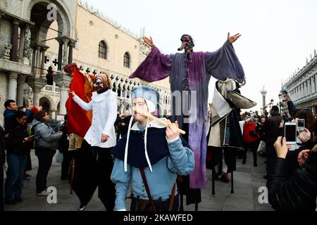 Les événements traditionnels du Carnaval "couper la tête de taureau" et "la lance des masques" sur 8 février 2018 à Venise, Italie. La "coupe de la tête de Bull" est une tradition ancienne qui commémore la victoire du Doge vitale Michiel II sur le rebelle Ulrich, Patriarche d'Aquileia et 12 seigneurs féodaux en 1162. (Photo de Matteo Chinellato/NurPhoto) Banque D'Images