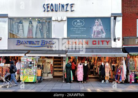 Boutiques multiculturelles colorées de Southall Greater London, Angleterre, Royaume-Uni Banque D'Images