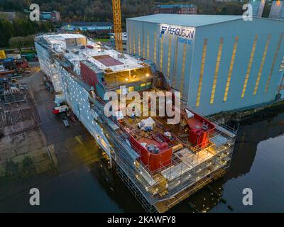 Port Glasgow, Écosse, Royaume-Uni. 3rd novembre 2022. Vues sur les ferries Calédonian MacBrayne en construction au chantier naval Ferguson Marine de Port Glasgow, sur la rivière Clyde. Les traversiers, MV Glen Sannox et Hull 802 sont retardés et leur budget est dépassé. Le Comité de vérification publique du Parlement écossais entendra le vendredi 4th novembre la première ministre Nicola Sturgeon. Le Comité enquête sur l'attribution du contrat d'achat au chantier naval Ferguson Marine et sur les événements qui se sont produits depuis. Les ferries ont 5 ans de retard et le prix a plus que doublé. Photo : coque 802 sans nom en construction. Maître Iain Banque D'Images