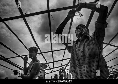 Le peuple Rohingya construit des maisons temporaires dans le camp de fortune de Cox's Bazar. 4 septembre 2017 (photo par Mushfiqul Alam/NurPhoto) Banque D'Images