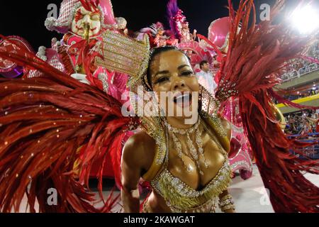 Une danseuse se produit pendant la première nuit de carnaval à Rio de Janeiro, sur 9 février 2018. (Photo de Gilson Borba/NurPhoto) Banque D'Images