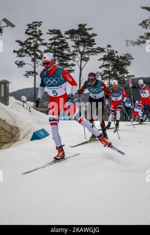Hans Christer Holund de Norvège et Dario Cologna de Suisse au Skiathlon masculin 15km + 15km aux jeux olympiques au stade de ski de fond d'Alpensia, Pyeongchang, Corée du Sud sur 11 février 2018. (Photo par Ulrik Pedersen/NurPhoto) Banque D'Images