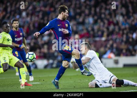 Leo Messi de l'Argentine du FC Barcelone devant Vicente Guaita de l'Espagne de Getafe lors du match de la Liga entre le FC Barcelone et Getafe au Camp Nou Stadium de Barcelone le 11 février 2018. (Photo par Xavier Bonilla/NurPhoto) Banque D'Images