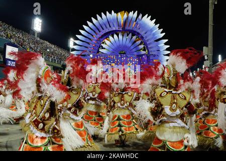 Un révélateur de l'école Uniao da Ilha do Governador samba se produit pendant la première nuit du Carnaval de Rio au Sambadrome de Rio, au Brésil, sur 12 février 2018. (Photo de Gilson Borba/NurPhoto) Banque D'Images