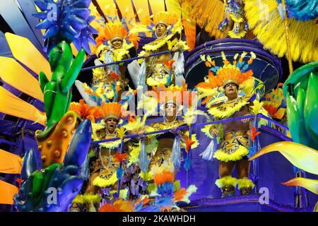 Un révélateur de l'école Uniao da Ilha do Governador samba se produit pendant la première nuit du Carnaval de Rio au Sambadrome de Rio, au Brésil, sur 12 février 2018. (Photo de Gilson Borba/NurPhoto) Banque D'Images