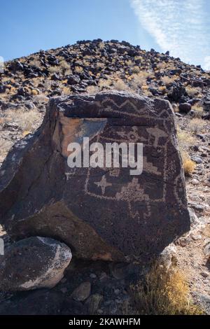 Une photo verticale d'art rupestre au monument national de Petroglyph à Boca Negra Canyon, Albuquerque, Nouveau-Mexique, États-Unis Banque D'Images