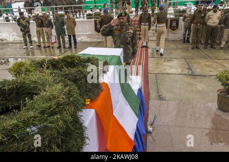 L'officier de l'armée indienne salue le cercueil contenant le corps de son camarade, Mohammad Muhajid Khand, tué dans une bataille par balle, après une cérémonie de pose de couronne sur 13 février 2018 à Srinagar, la capitale estivale du Cachemire administré par l'Inde. Une cérémonie de pose de Wreath de Mujahid Khan, un soldat paramilitaire, tué hier dans une bataille d'armes à feu avec des militants présumés, a eu lieu mardi dans une garnison des forces gouvernementales indiennes dans la banlieue de Srinagar. Deux militants présumés et un soldat paramilitaire indien ont été tués dans une longue bataille de deux jours qui s'est terminée aujourd'hui à Srinagar, après avoir été suspecté M. Banque D'Images