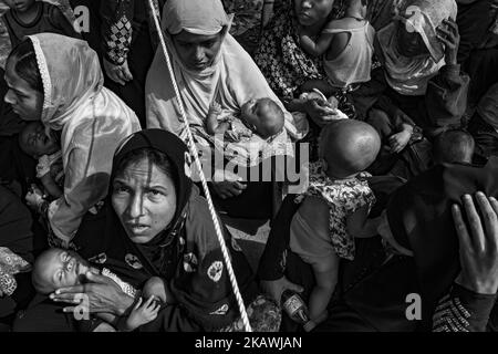 Les réfugiées Rohingya tiennent leurs enfants attendre l'aide médicale dans une clinique de terrain par l'organisation non gouvernementale Mercy Malaysia dans le camp de réfugiés de Thankhali près de Cox's Bazaar, Bangladesh, 22 novembre 2017 (photo de Szymon Barylski/NurPhoto) Banque D'Images