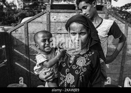 Nouvelle femme Rohingya tenant son bébé sur un camion dans un centre de secours de la région de Teknaf, Bangladesh, 23 novembre 2017. (Photo de Szymon Barylski/NurPhoto) Banque D'Images