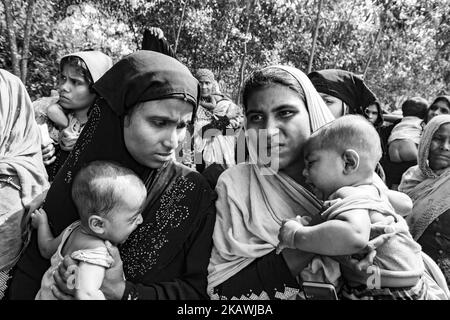 Les réfugiées Rohingya tiennent leurs enfants attendre l'aide médicale dans une clinique de terrain par l'organisation non gouvernementale Mercy Malaysia dans le camp de réfugiés de Thankhali près de Cox's Bazaar, Bangladesh, 22 novembre 2017 (photo de Szymon Barylski/NurPhoto) Banque D'Images