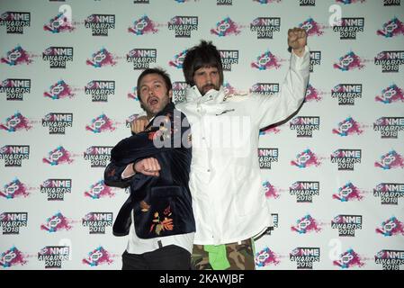 Serge Pizzorno (R) et Tom Meighan de Kasabian assistent aux Prix NME VO5 qui se sont tenus à la Brixton Academy, Londres, sur 14 février 2018. (Photo par Alberto Pezzali/NurPhoto) Banque D'Images