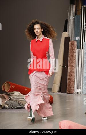 Les modèles présentent une nouvelle collection automne/hiver 2018 Richard Malone lors de Londres Fashion faiblesse dans le showspace des studios de magasin à Londres sur le 16 février 2018. (Photo par Dominika Zarzycka/NurPhoto) Banque D'Images