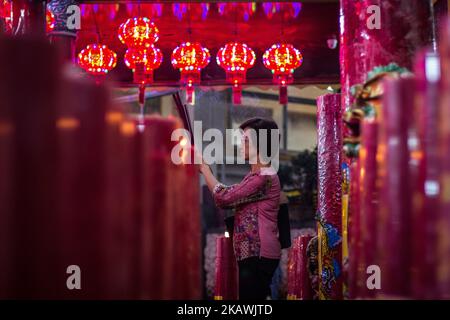 Les Indonésiens d'origine chinoise prie avec de l'encens et des bâtons de jos pour la bonne fortune pour marquer le nouvel an lunaire chinois au temple d'Amurva Bhumi à Jakarta, Indonésie, le jeudi minuit, 15 février 2018. Le nouvel an lunaire chinois, également appelé Festival du printemps, tombe le 16 février 2018, le premier jour de l'année du chien. (Photo par Afriadi Hikmal/NurPhoto) Banque D'Images