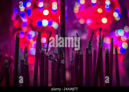 Joss se tient pour la bonne fortune pour marquer le nouvel an lunaire chinois au temple d'Amurva Bhumi à Jakarta, Indonésie, le jeudi minuit, 15 février 2018. Le nouvel an lunaire chinois, également appelé Festival du printemps, tombe le 16 février 2018, le premier jour de l'année du chien. (Photo par Afriadi Hikmal/NurPhoto) Banque D'Images